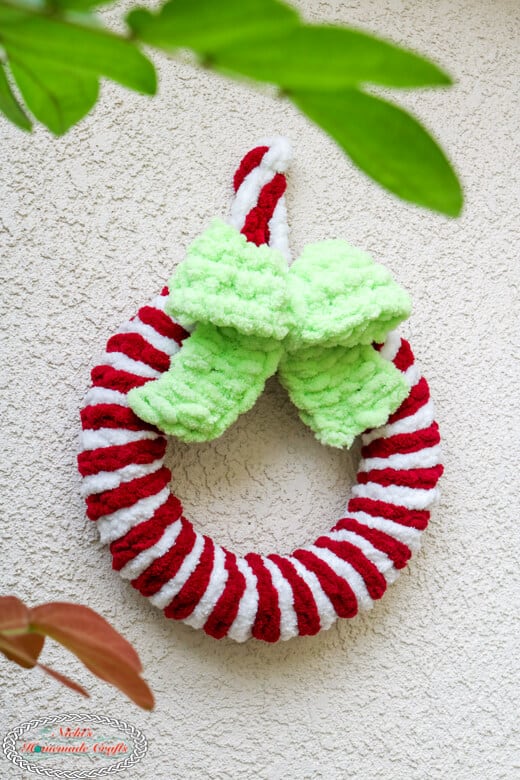 How to make an Easy Loop Yarn Wreath - Free Pattern