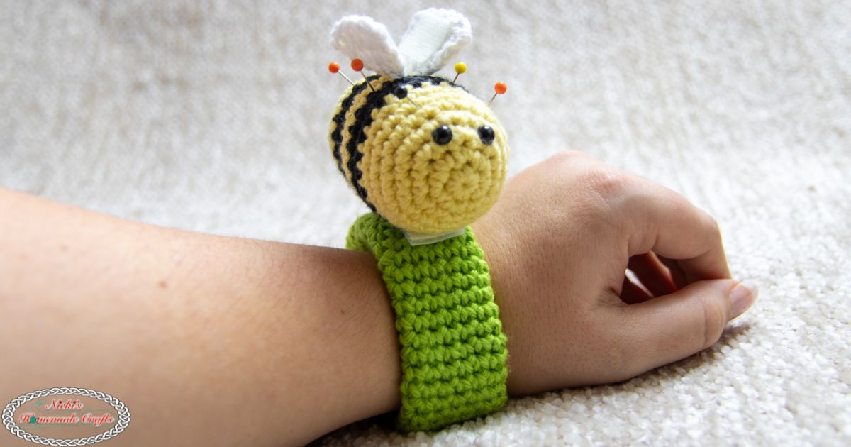 Crochet Bee Slap Bracelet and Pin Cushion - FREE Pattern! - Nicki's ...